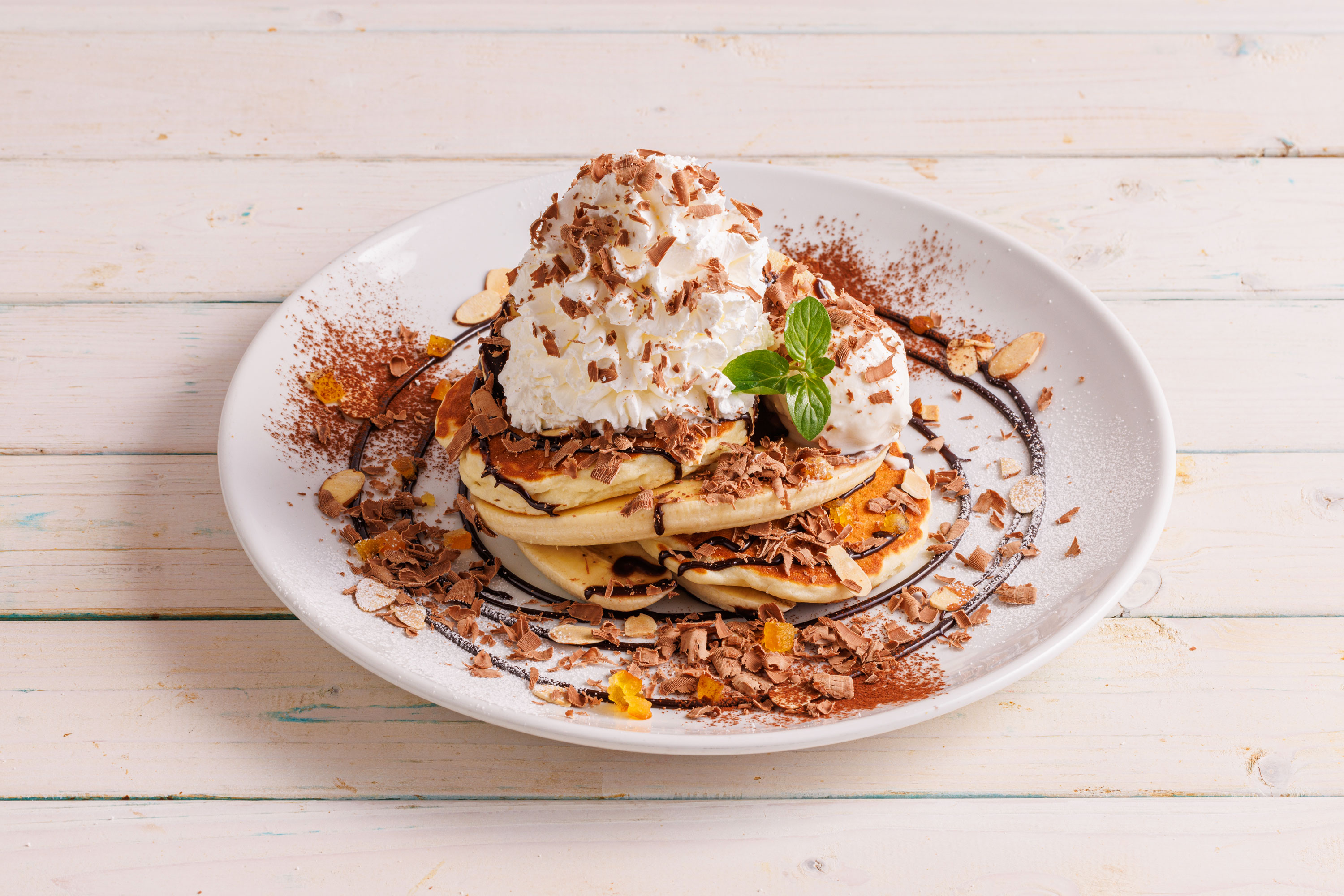 削りチョコ＆バナナパンケーキ｜スイートパンケーキ｜メニュー｜コナズ珈琲